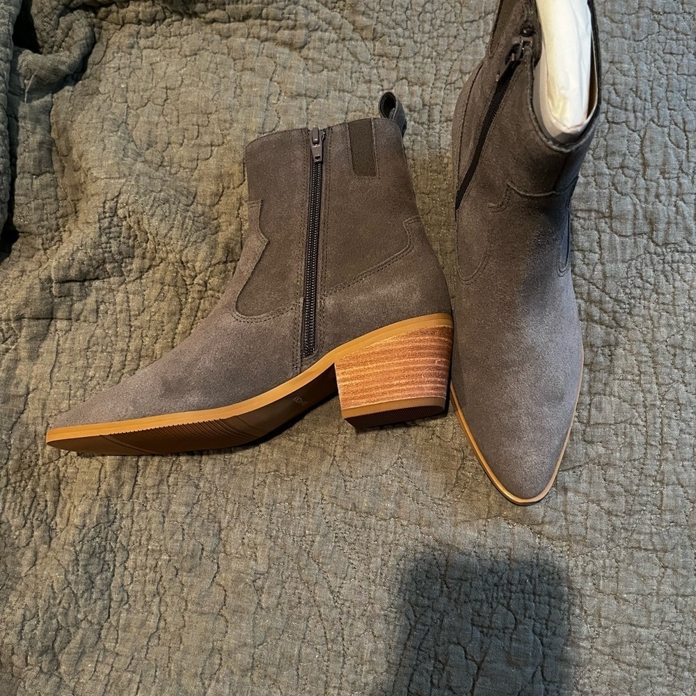 Women’s Size 7 and 8 Brand New with box Lisa and Vicky Gray Suede Ankle Boots - Picture 3 of 6